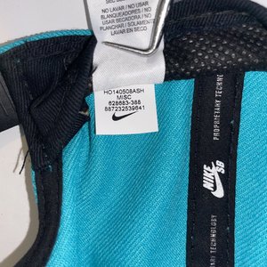 Nike SB Aqua Embroidered Snapback Cap Skateboarding Style 628683-388