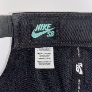 Nike SB Snapback Cap Green Floral Skateboarding Style 688725-010