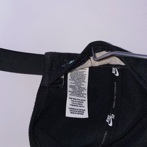 Nike SB Snapback Cap Green Floral Skateboarding Style 688725-010